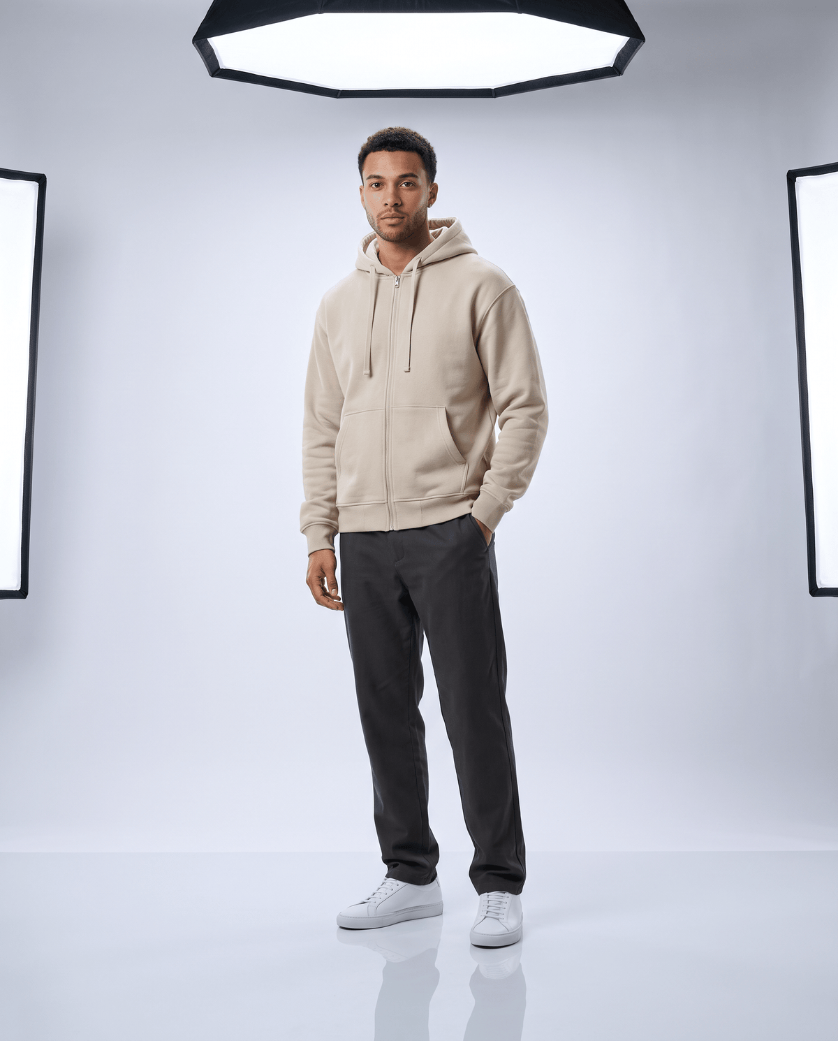 Hoodie zippé Atelier Oryass en molleton, coloris beige sable