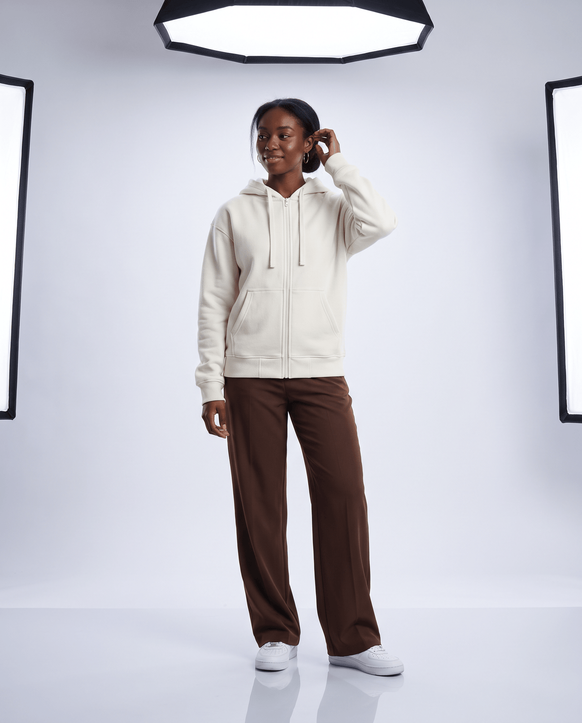 Hoodie zippé Atelier Oryass en molleton, coloris blanc cassé